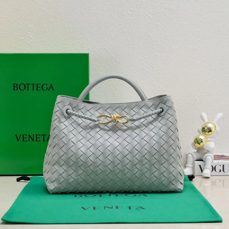 The 2023 new Andiamo batch of 2260 BV has been shipped‼ ️Really popular🔥The new Andiamo woven handbag launched by Bottega Veneta this season is really popular all over the world! ! Celebrities at home and abroad have worn it, and Oscar-winning actress Michelle Yeoh has taken it out on the street. Song Jia, Trai Yara, Yu Feihong, Sanji Ayaka, Rosie Hunting-Whiteley, Yoshioka Riho, etc. have all picked up this bag. It is classic and versatile, showing off its temperament, and the bag capacity is also large, which is very convenient for daily commuting! ! A variety of carrying methods, the shoulder straps can be adjusted by yourself, the original lambskin feels soft and delicate, and the unisex style breaks gender boundaries and brings a more practical and longer-lasting use experience. Andiamo, which has both elegant and casual styles, perfectly interprets the true appearance of "fashionable old money style". Style number: 8463 Size: 32*24*12